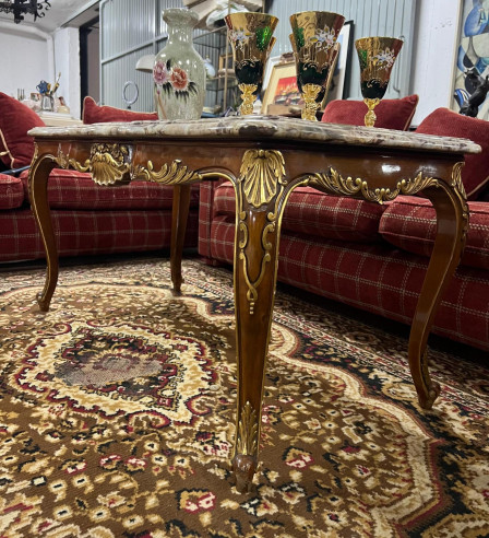 Mesa de centro con adornos dorados.