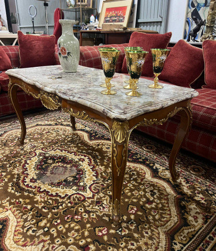 Mesa de centro con adornos dorados.