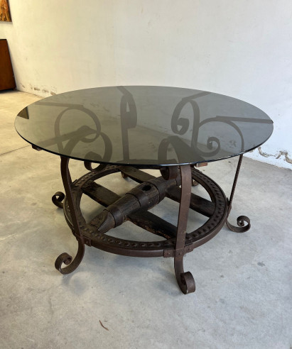 Mesa de rueda de carro con herrajes