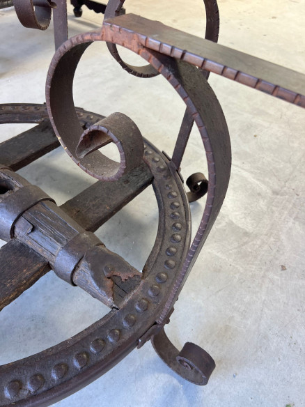 Mesa de rueda de carro con herrajes