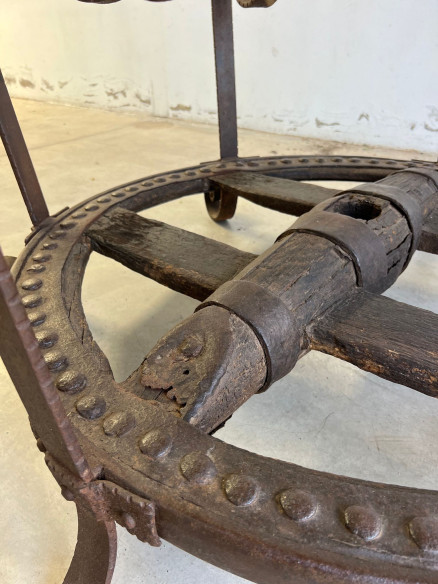 Mesa de rueda de carro con herrajes