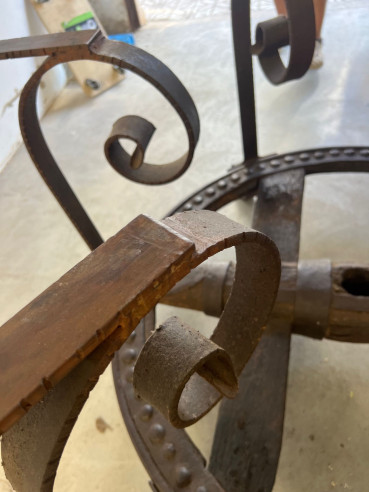 Mesa de rueda de carro con herrajes