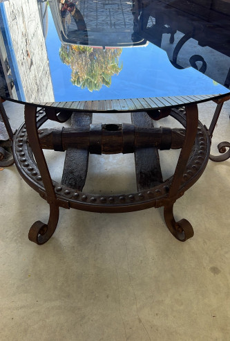 Mesa de rueda de carro con herrajes