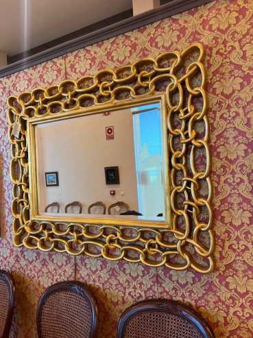 2 Espejos dorados con formas de cadena.