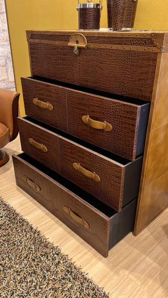 Cómoda de piel con cajones.