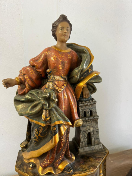 Talla de Santa Barbara en madera.