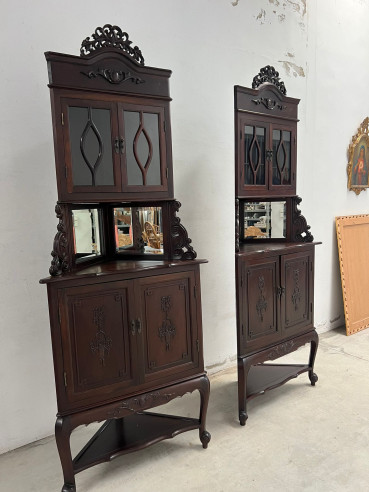 Pareja de Vitrinas rinconeras en madera de palo...