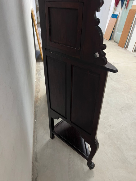 Pareja de Vitrinas rinconeras en madera de palo santo.