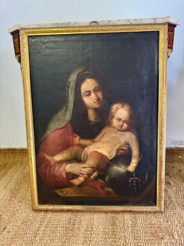 Virgen del Rosario con niño en brazos.