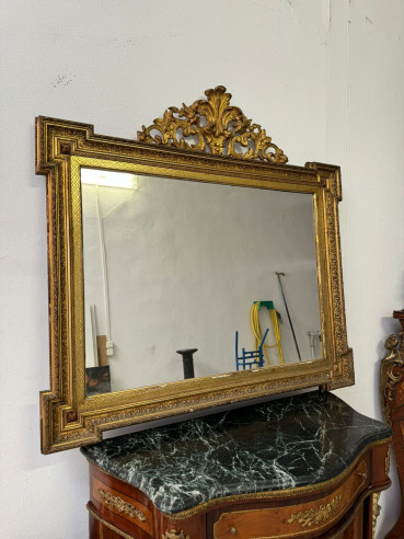 Elegante espejo en madera con penacho.