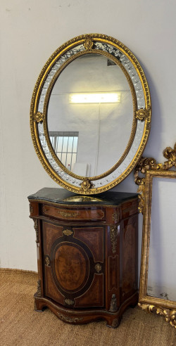 Gran espejo ovalado con adornos biselados.