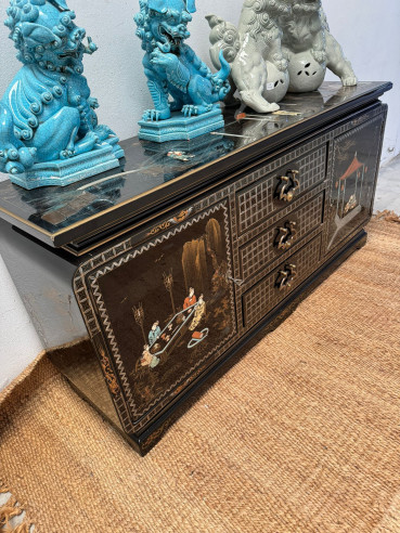 Mueble estilo oriental con escenas.