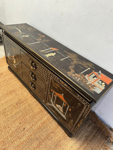 Mueble estilo oriental con escenas.