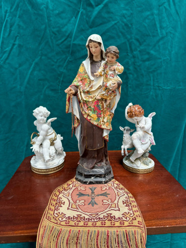Antigua Virgen del Carmen de Olot con bonita decoración pintada a mano.
