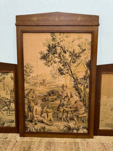 Conjunto de 3 tapices con escenas.