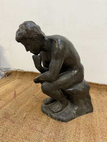 El pensador "Rodin", escultura en bronce (imitación).