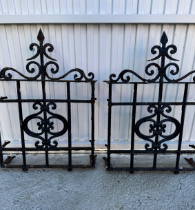 Pareja de rejas carceleras con penacho. 2