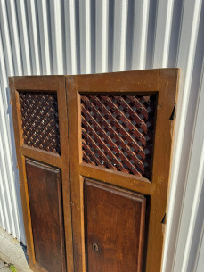 Puerta de alacena con celosía XVIII, bisagras y capuchón. 2