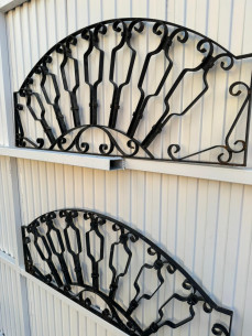 Pareja de rejas tragaluz de medio punto. 2