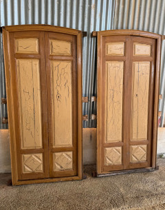 Pareja de puertas de capuchones con premarco. 2