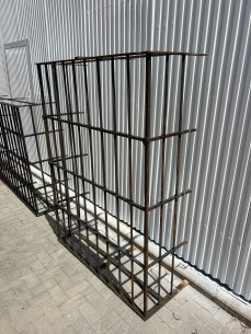 4 Rejas iguales macizas hechas a fragua. 2