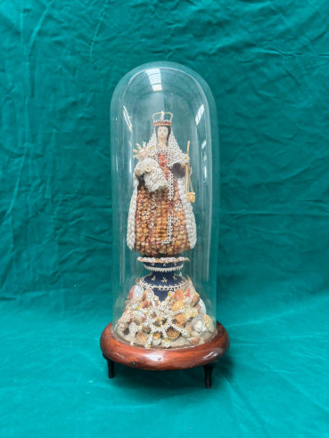 Fanal con Virgen del Carmen marinera decorada toda con pequeñas conchas.