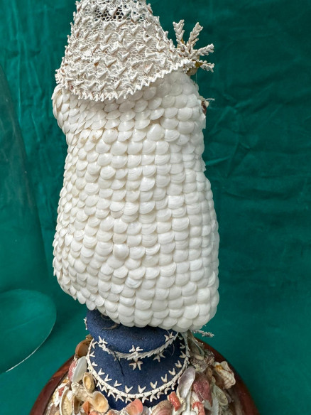 Fanal con Virgen del Carmen marinera decorada toda con pequeñas conchas.