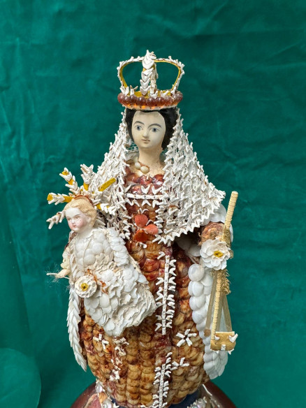 Fanal con Virgen del Carmen marinera decorada toda con pequeñas conchas.