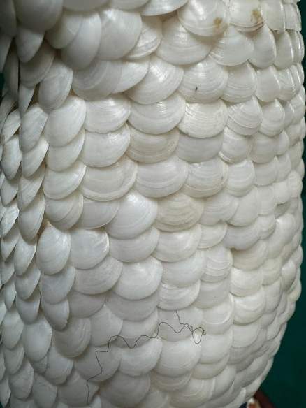 Fanal con Virgen del Carmen marinera decorada toda con pequeñas conchas.