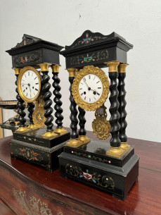 Antiguos relojes franceses de sobre-mesa con columnas... 2