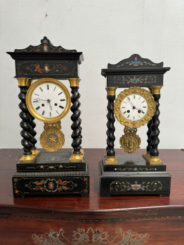 Antiguos relojes franceses de sobre-mesa con columnas salomónicas y bronces.