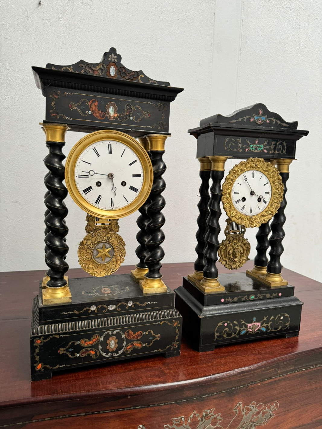 Antiguos relojes franceses de sobre mesa con columnas salomonicas y bronces