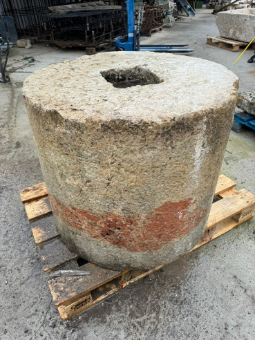 Piedra circular de molino en color crema en...