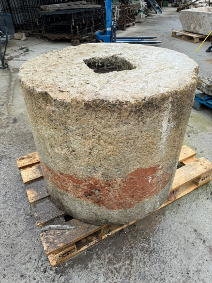 Piedra circular de molino en color crema en perfecto estado.