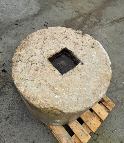 Piedra circular de molino en color crema en...