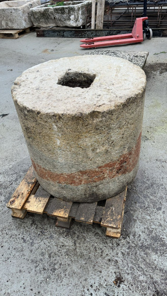 Piedra circular de molino en color crema en perfecto estado.