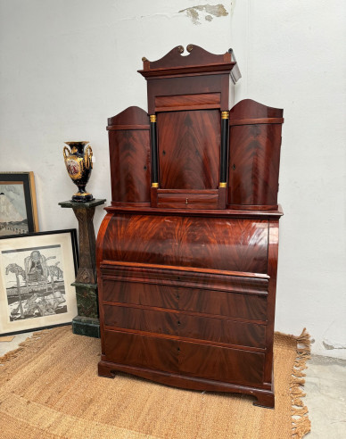 Excepcional mueble escritorio abatible chapado en caoba, con puertas de cilindro.