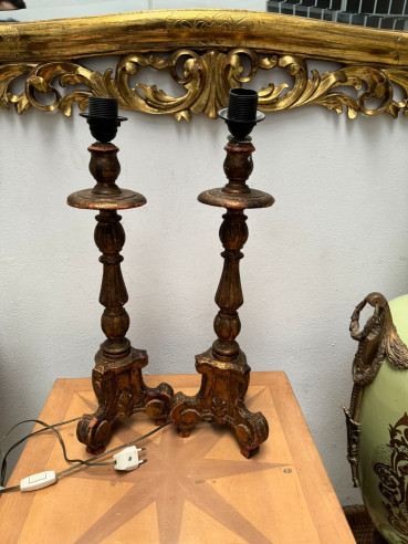 Pareja de candelabros de madera convertidos en lámpara.