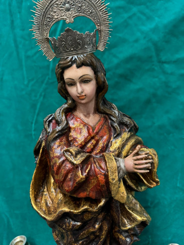 Inmaculada Concepción tallada en madera sobre nube de querubines y peana.
