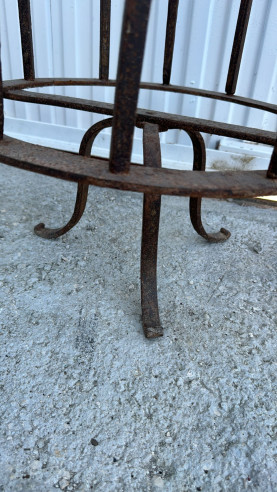 Pequeño brocal de pozo con polea y soporte para...