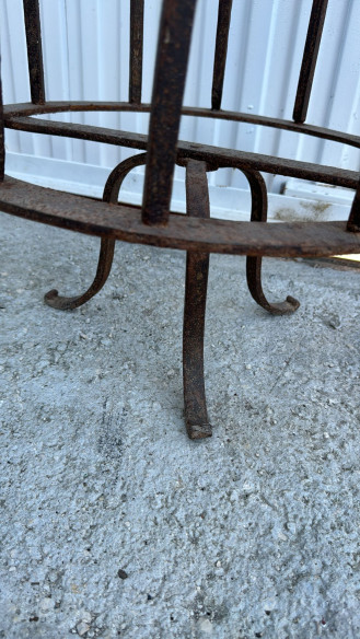 Pequeño brocal de pozo con polea y soporte para dos cántaros.