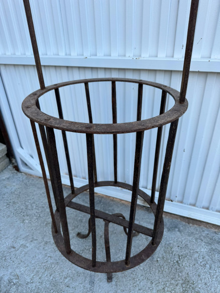 Pequeño brocal de pozo con polea y soporte para dos cántaros.