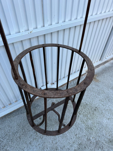 Pequeño brocal de pozo con polea y soporte para...