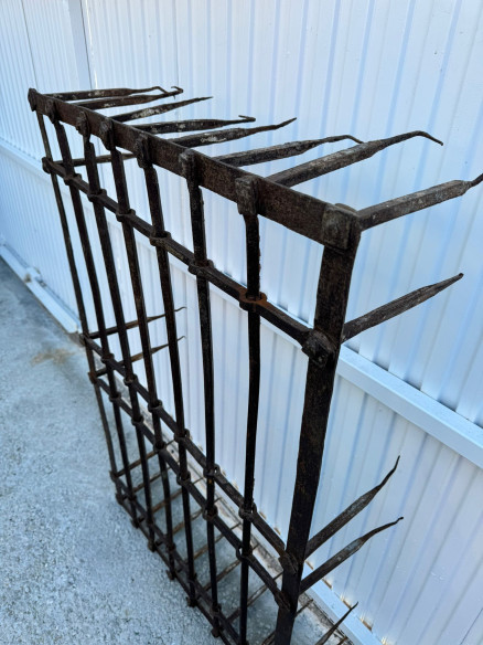 Preciosa reja de convento hecha a fragua.