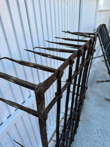 Preciosa reja de convento hecha a fragua.