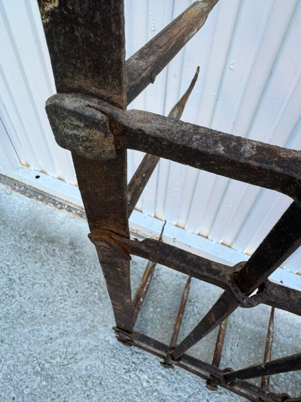 Preciosa reja de convento hecha a fragua.