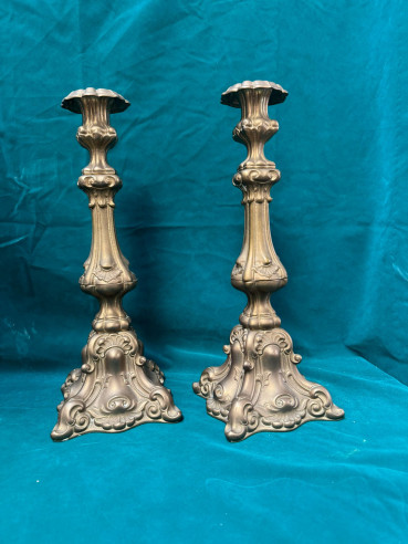 Elegante pareja de candelabros de bronce.