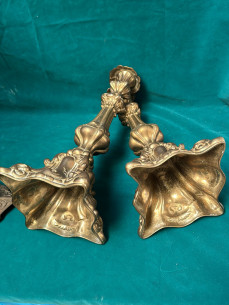 Elegante pareja de candelabros de bronce. 2