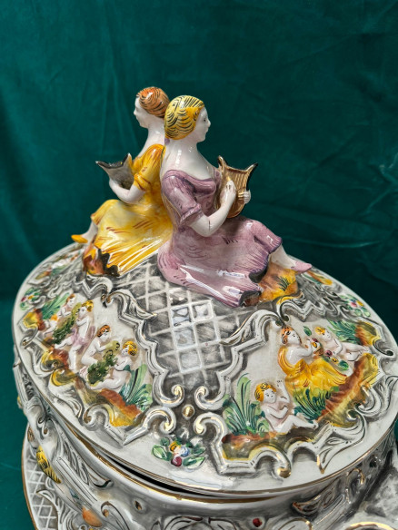 Elegante bandeja con bombonera decorada con ángeles  y mujeres con instrumentos musicales.