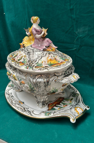 Elegante bandeja con bombonera decorada con...